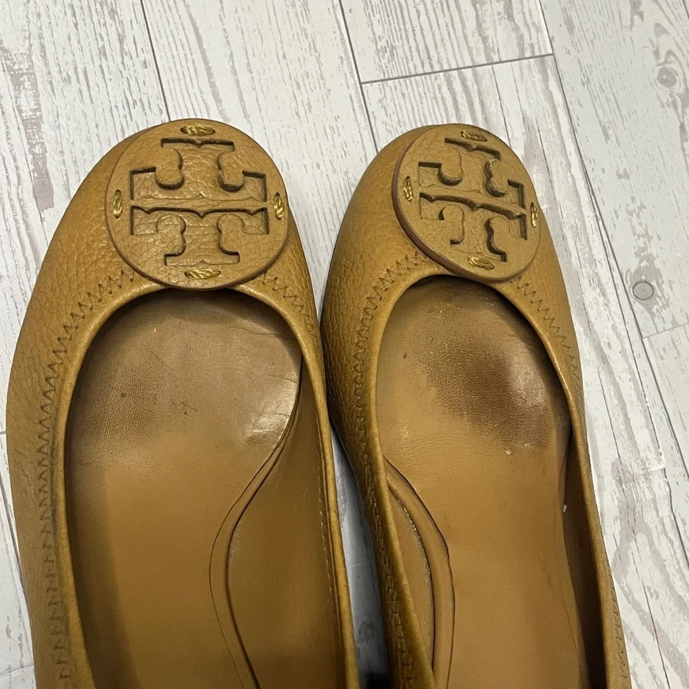 Tory Burch Sally Tan Pebbled Leather Wedge Pumps Logo Medallion 7.5M 50008658.78